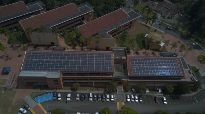 Paneles solares instalados en Unilasallista